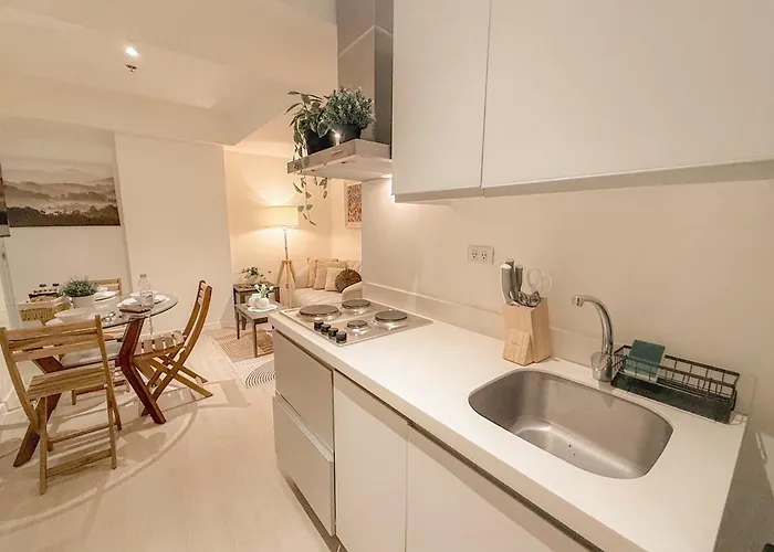 2br In Paranaque With Balcony Near Naia Apartamento Manila