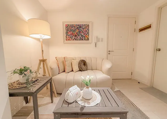 2br In Paranaque With Balcony Near Naia Apartamento