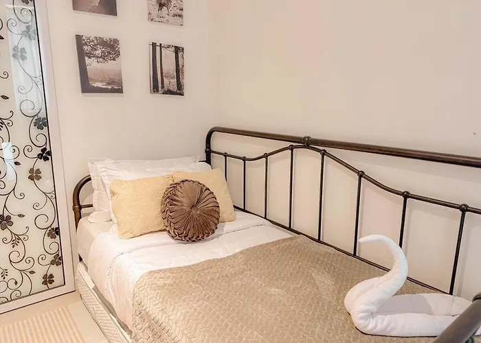 2br In Paranaque With Balcony Near Naia Apartamento Manila